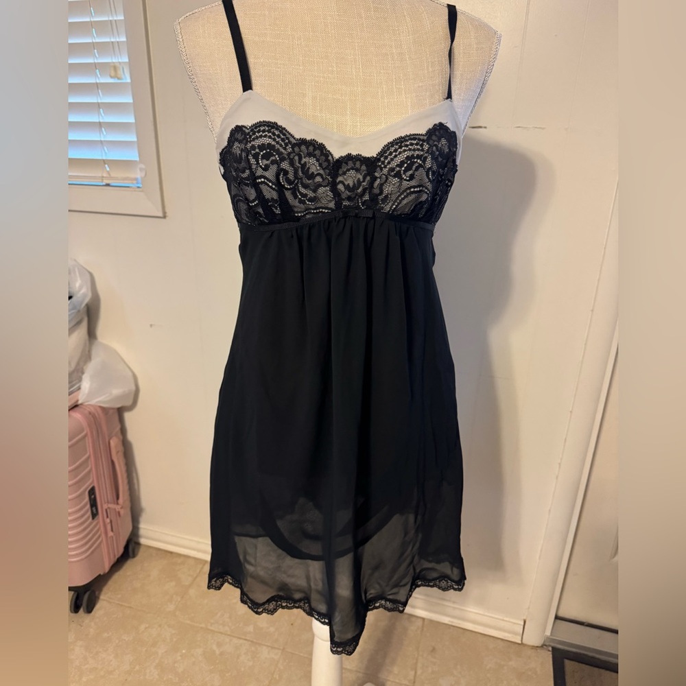 Oscar de la Renta Pink Label Black and White Lace Night Gown